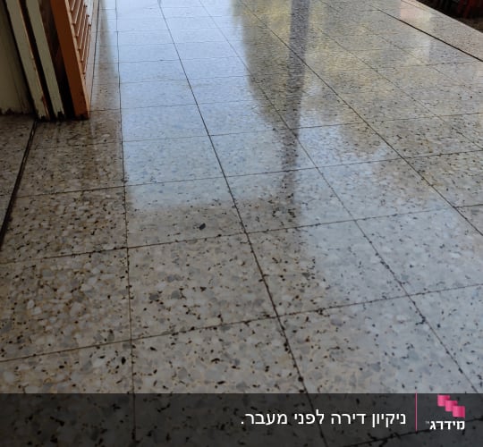 רצפה נקייה ומבריקה עם השתקפות אור